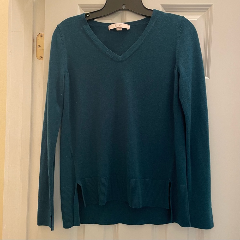 Green LOFT sweater long sleeve, V neck, XS
